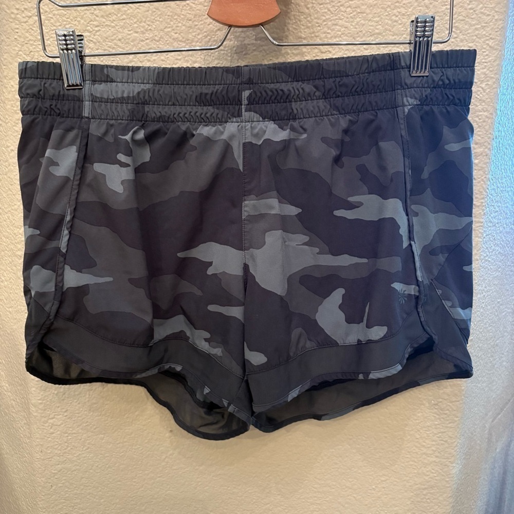 ATHLETA Women Camo Print Lined Mesh Hem Athletic Shorts Size Medium